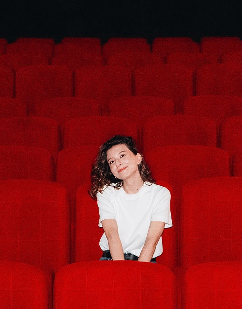 Consultante marketing freelance souriante assise dans un cinéma