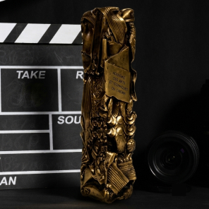 César du cinéma, un trophée doré sur fond de clap de cinéma et d'objectif