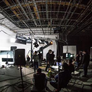 Équipe de tournage dans un studio, consultante marketing freelance