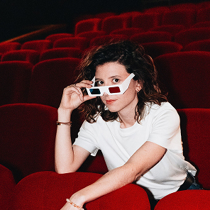 Consultante marketing freelance avec lunettes 3D dans un cinéma