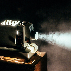 Projecteur de diapositives ancien projetant de la lumière et de la fumée