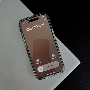 Appel entrant sur un téléphone affichant "Client idéal", par une consultante marketing freelance.
