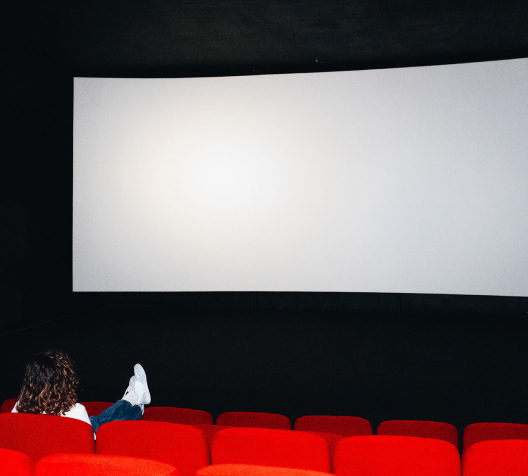Consultante marketing freelance devant un écran de cinéma vide