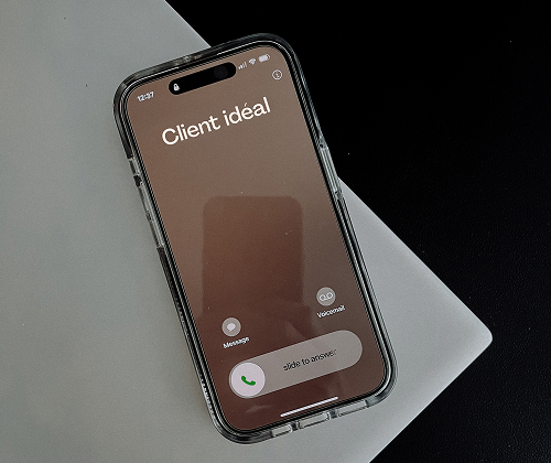 Appel entrant sur un iPhone : "Client idéal" pour une consultante en expérience client.