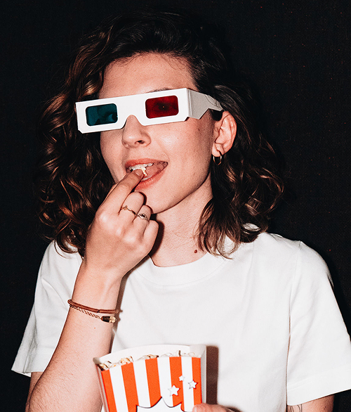 Consultante marketing mange du pop-corn avec des lunettes 3D
