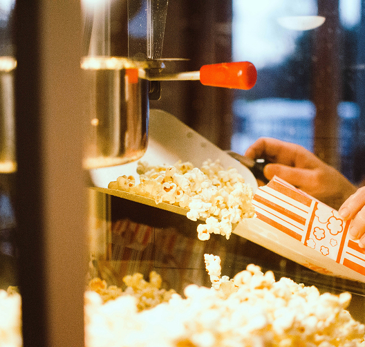 Machine à pop-corn versant du pop-corn dans un emballage rayé, expérience marketing