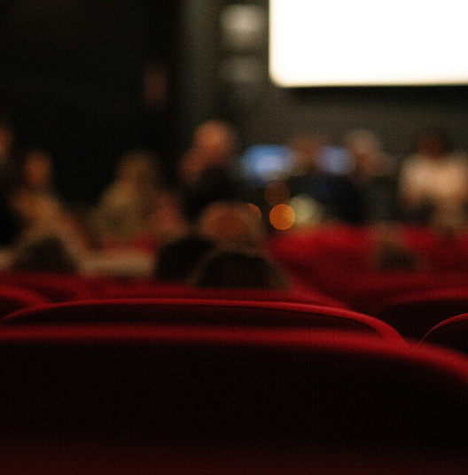 Vue sur des sièges de cinéma rouges, ambiance Envol