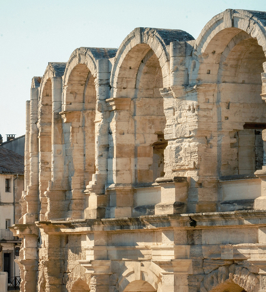 Arches romaines antiques, symboles d'histoire et de durabilité pour le marketing expérientiel en entreprises.
