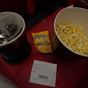 Ciné-goûter : pop-corn, M&M's et soda pour une expérience client optimale.