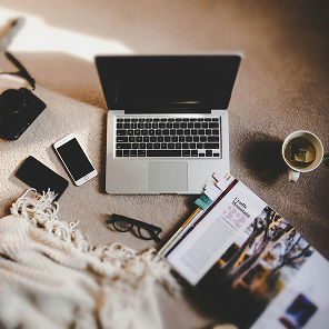 Ordinateur portable, téléphone et magazine sur un tapis, pour le marketing expérientiel en entreprises
