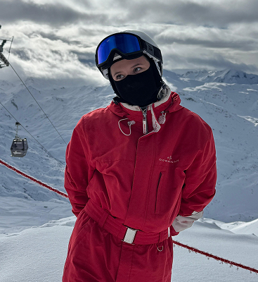 Consultante marketing en tenue de ski, stratégie de gamification