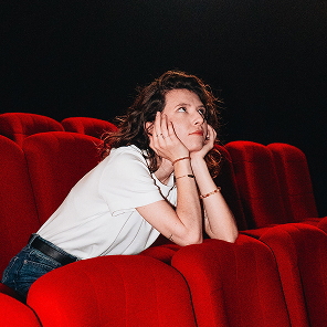 Femme pensant dans un cinéma, concept de marketing expérientiel