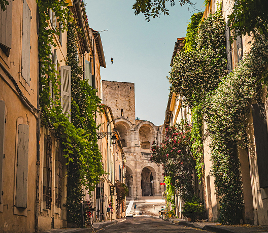 Rue pittoresque en France, évoquant une stratégie de gamification